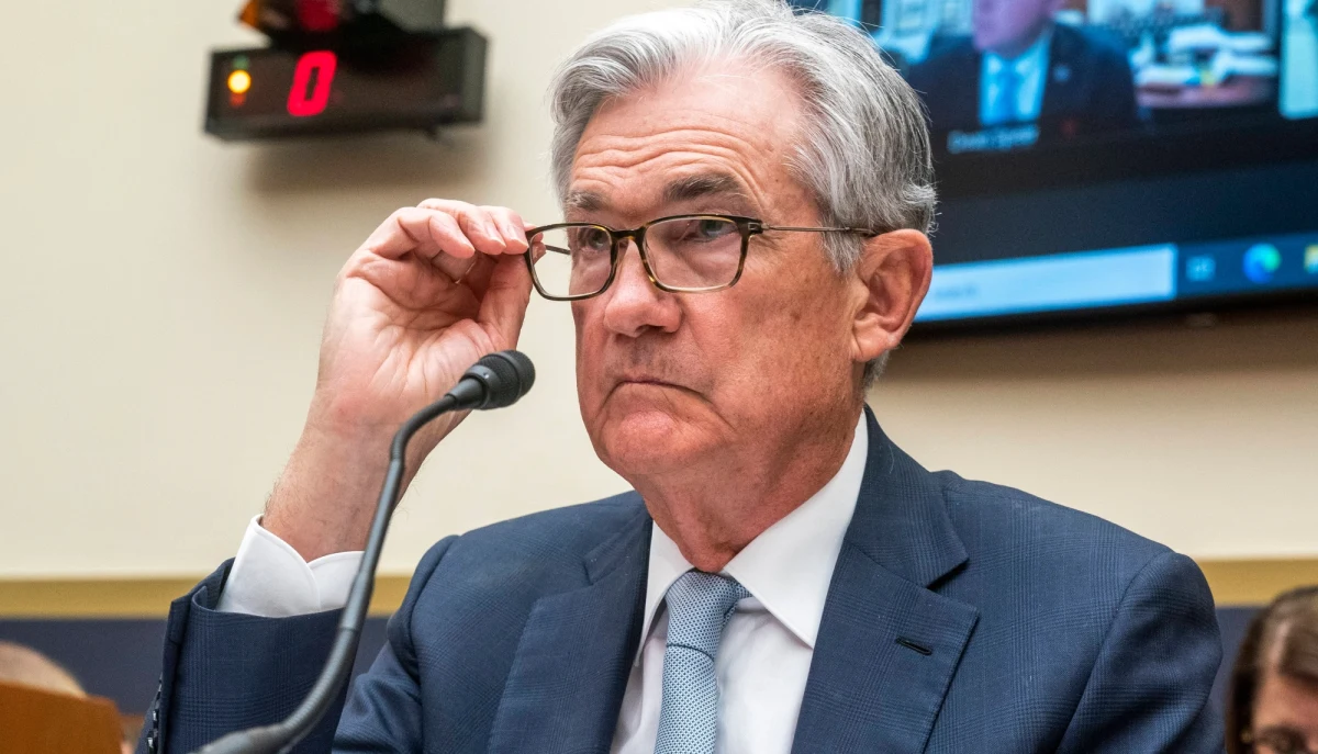 Rezerwa Federalna podniosła stopy procentowe o 0,50 pkt proc. do przedziału 0,75-1 proc. i będzie redukował bilans w celu zahamowania inflacji - przekazał Bloomberg. 