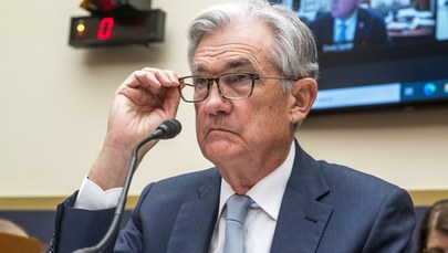 Fed podnosi stopy procentowe, by hamować inflację