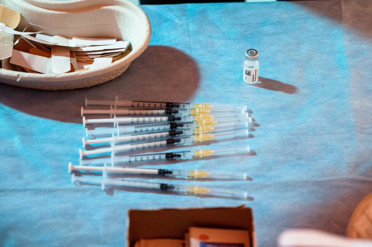 Do zmiany umów z dostawcami szczepionek na koronawirusa przygotowują się – wzorem Polski – kolejne państwa - informuje w najnowszym wydaniu "Dziennik Gazeta Prawna". Chodzi o przyszłość dostaw ok. 70 mln dawek. Polska odmawia ich przyjęcia" - czytamy. 
