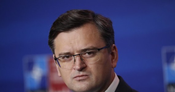 Minister spraw zagranicznych Ukrainy Dmytro Kułeba w wywiadzie dla Sky News podkreślił, że to nie NATO pomaga Ukraińcom, ale poszczególne państwa, w tym Polska. "Nie możemy już polegać na dostawach na Ukrainę broni z czasów Związku Sowieckiego" - powiedział.