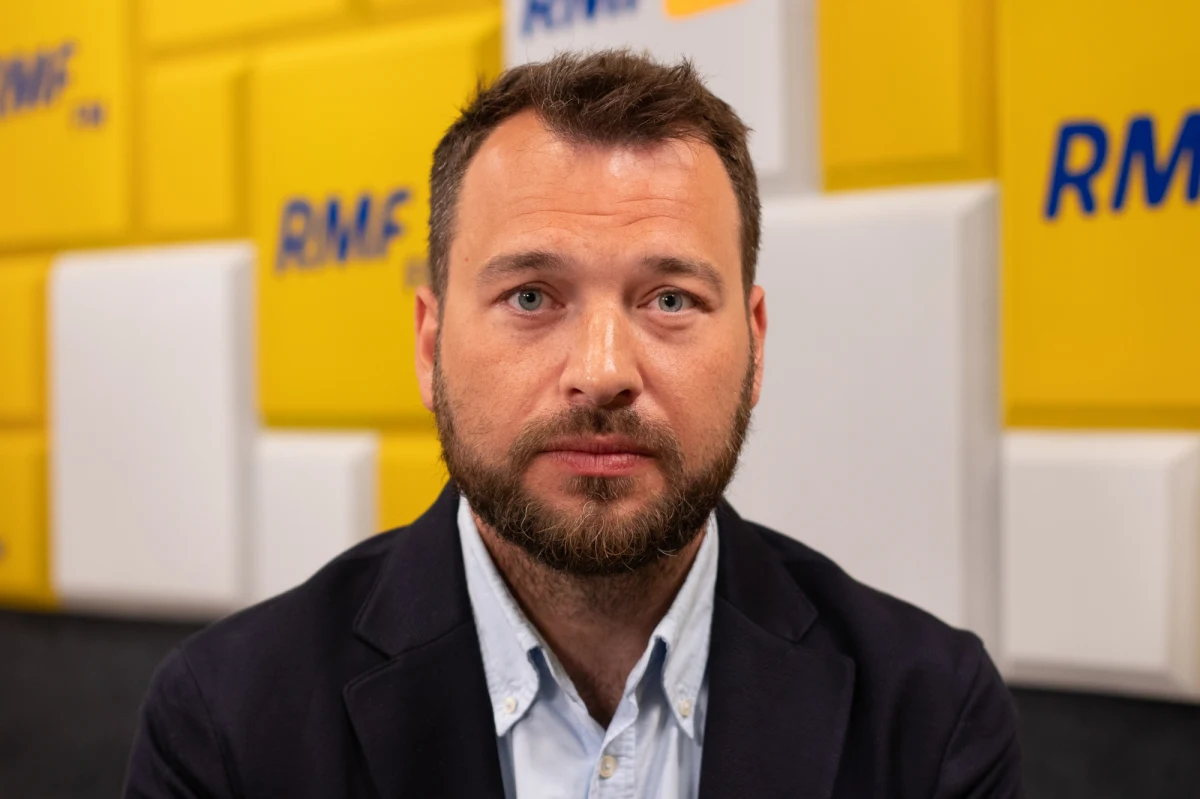 Dziś po raz kolejny wzrosną w Polsce stopy procentowe. To fatalna wiadomość dla kredytobiorców. "Niestety w Polsce konsumenci, a także przede wszystkim sektor finansowy, sektor bankowy przerzuca ryzyko związane ze zmianami stóp procentowych na konsumenta. Jesteśmy ewenementem w skali europejskiej, a także w naszym regionie" - mówił w Porannej rozmowie w RMF FM Piotr Arak, dyrektor Polskiego Instytutu Ekonomicznego.