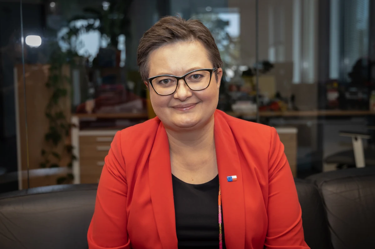 "To jest PiSinflacja. Pamiętajmy, jeszcze maj, czerwiec, więc 14 - 15 jest niestety realne, możliwe - co jest bardzo złą wiadomością, bo to oznacza, że realnie dwie pensje, nawet więcej Polakom nikną na to, że zjada je inflacja" mówiła wiceprzewdonicząca klubu KO w "Siedem pytań o siódmej siedem!". Bogdan Zalewski na otwarcie czwartkowego, porannego programu w internetowym radiu RMF24 zapytał też o tegoroczny egzamin dojrzałości z matematyki. "No akurat z matematyki stres wynosił raczej zero. Natomiast z polskiego był dużo większy, ponieważ zdarzało mi się popełniać błędy ortograficzne" przyznała posłanka KO.  