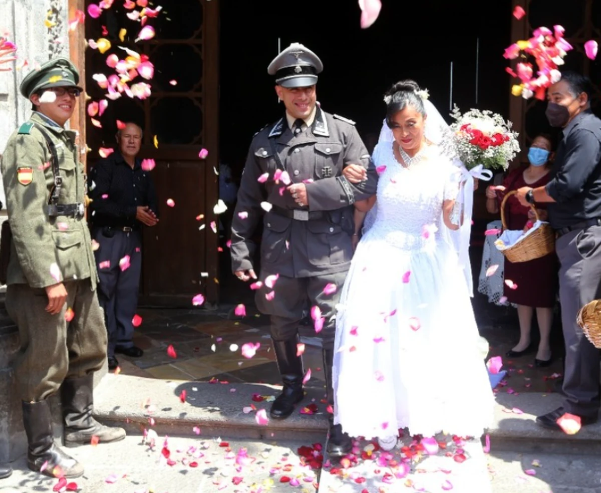 Centrum Szymona Wiesenthala jest oburzone ślubem, który miał miejsce w Tlaxcala w Meksyku 29 kwietnia – w 77. rocznicę ślubu Adolfa Hitlera i Ewy Braun. Panna młoda miała na sobie tradycyjną białą suknię, ale pan młody ubrany był w mundur oficera SS.  