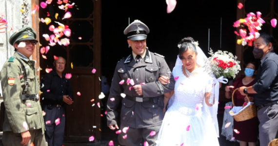 Centrum Szymona Wiesenthala jest oburzone ślubem, który miał miejsce w Tlaxcala w Meksyku 29 kwietnia – w 77. rocznicę ślubu Adolfa Hitlera i Ewy Braun. Panna młoda miała na sobie tradycyjną białą suknię, ale pan młody ubrany był w mundur oficera SS.  