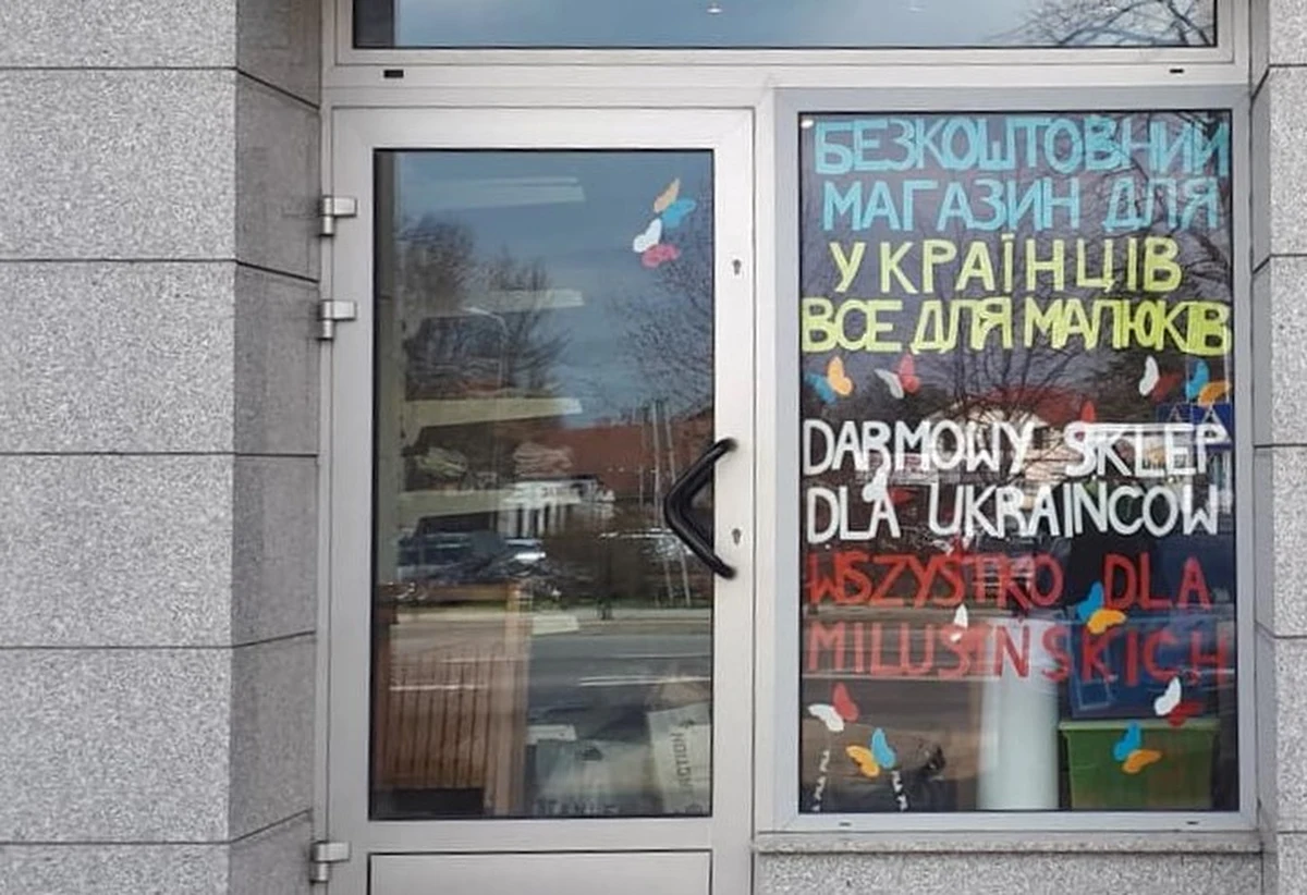 Fundacja "Wielkie Serce dla Dzieci" otworzyła w budynku Regionalnego Centrum Kultur Pogranicza w Krośnie, sklep dla uchodźców. Obywatele Ukrainy mogą stamtąd brać towary za darmo. 