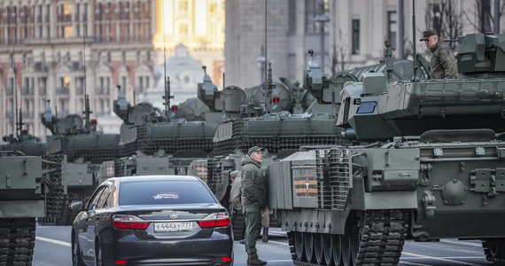 Rosjanie szykują maskaradę na 9 maja: chcą przebrać dwa tysiące mieszkańców Mariupola w wojskowe mundury ukraińskie i zaprezentować ich jako "jeńców" w trakcie defilady zwycięstwa - podał doradca mera miasta Petro Andruszczenko, cytowany przez portal informacyjny Ukrainska Prawda.