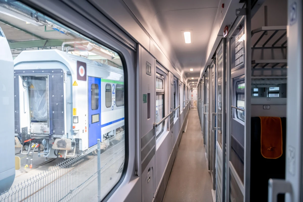 Pendolino z Warszawy do Krakowa po godzinie 15 w drugiej klasie za 169 złotych, ale już godzinę później jadący tylko 38 minut dłużej pociąg InterCity za 19 złotych. Od dziś ceny biletów kolejowych w PKP InterCity sprzedawane się w według nowych zasad.  
