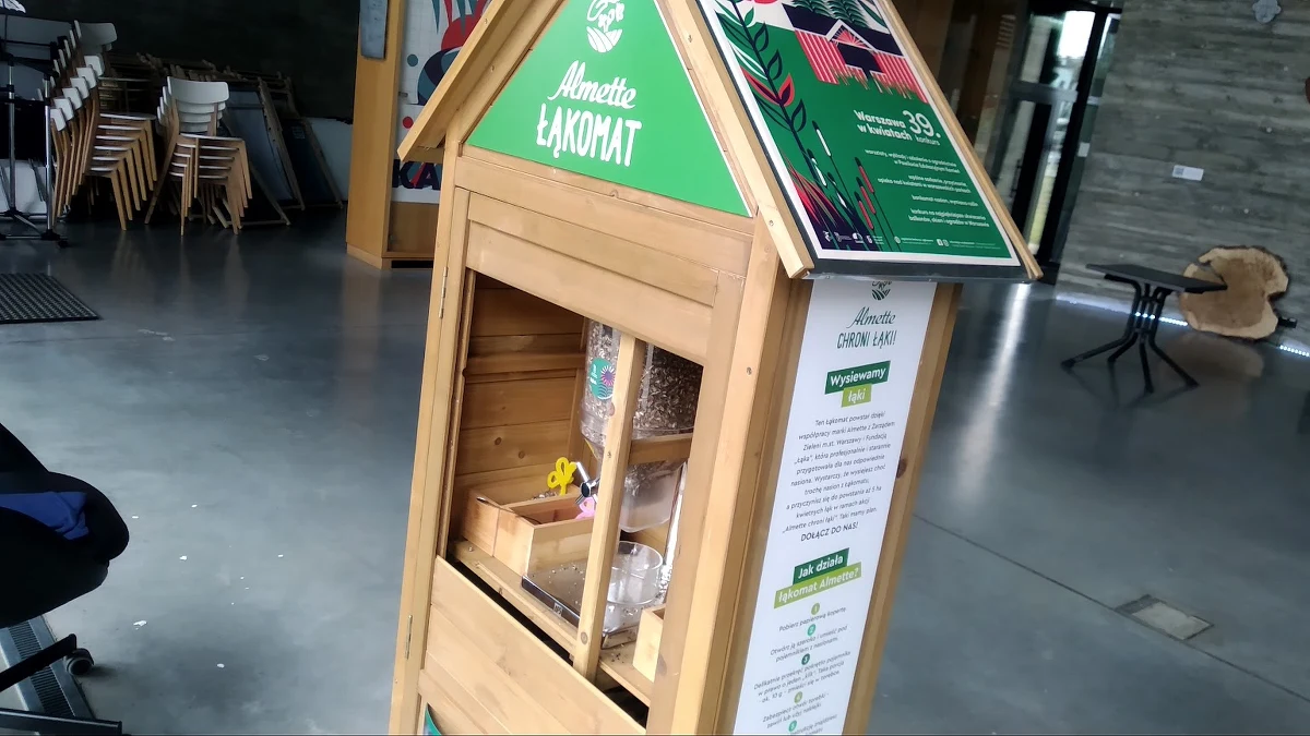 Wysiej warszawską łąkę w swoim ogródku lub na balkonie. W stolicy pojawiły się łąkomaty. Można z nich pobrać specjalną mieszankę nasion skomponowaną przez ogrodników Zarządu Zieleni
