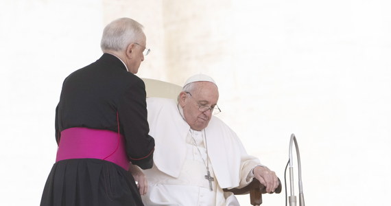 Papież Franciszek po raz pierwszy publicznie widziany był na wózku inwalidzkim. W poniedziałek przeszedł on zabieg infiltracji kolana.