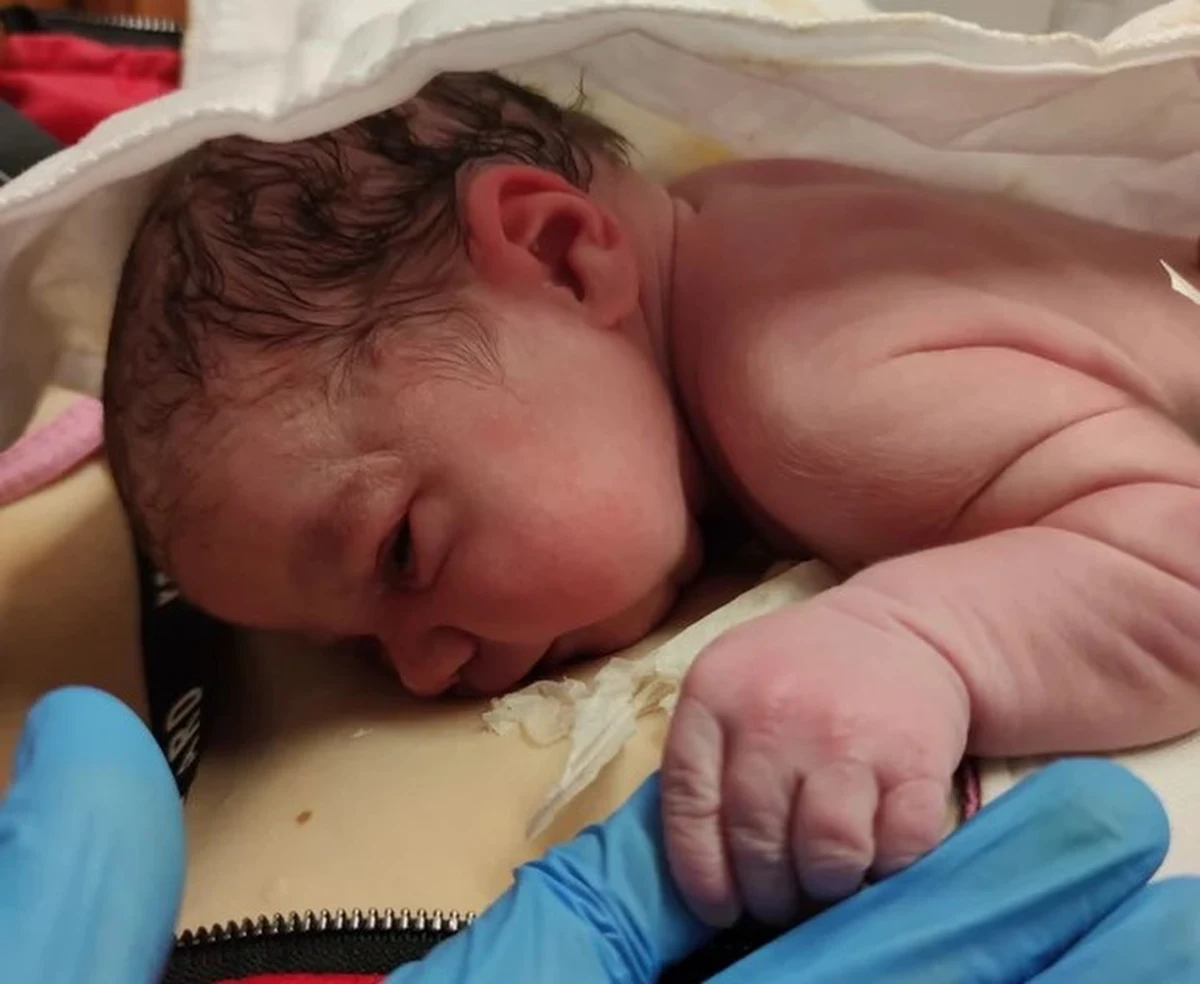 Mała Ola nie chciała czekać, aż jej mama dojedzie do szpitala. Dziewczynka przyszła na świat dziś rano w ambulansie, który po kobietę ze skurczami porodowymi przyjechał do niewielkiej miejscowości pod Gryfinem w Zachodniopomorskiem.