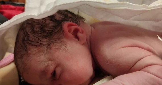 Mała Ola nie chciała czekać, aż jej mama dojedzie do szpitala. Dziewczynka przyszła na świat dziś rano w ambulansie, który po kobietę ze skurczami porodowymi przyjechał do niewielkiej miejscowości pod Gryfinem w Zachodniopomorskiem.