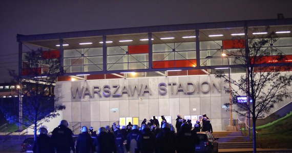 Grupa policjantów popełniła przestępstwo, ale śledztwo zostało umorzone. Mowa o postępowaniu w sprawie zajść koło stacji Warszawa-Stadion podczas marszu środowisk narodowych w 2020 roku. Funkcjonariusze w kaskach bili wtedy pałkami przypadkowe osoby.