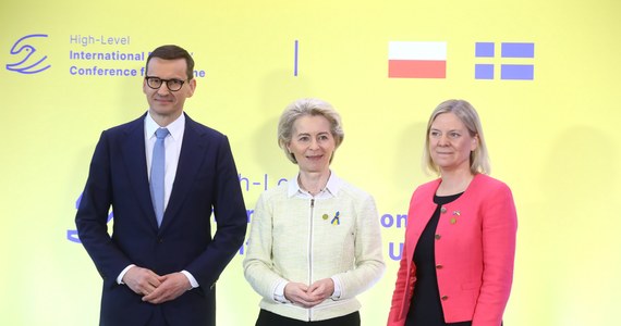 "Zmobilizowaliśmy 6,5 mld dolarów, to są nasze zobowiązania z dziś" - poinformował premier Mateusz Morawiecki podczas konferencji Darczyńców dla Ukrainy. Dopilnujmy, aby te pieniądze dotarły do Ukraińców jak najszybciej i jak najskuteczniej - zadeklarował.