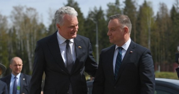 "Razem z naszymi litewskimi sąsiadami, razem z Komisją Europejską, okazaliśmy się mądrzy przed szkodą" - powiedział prezydent Andrzej Duda podczas uroczystego otwarcia gazowego interkonektora Polska-Litwa. Jak mówił, "Gazprom jest to ręka z jednej strony o charakterze gospodarczym, a z drugiej strony także i zbrojna rosyjskiego państwa, rosyjskiej władzy".
