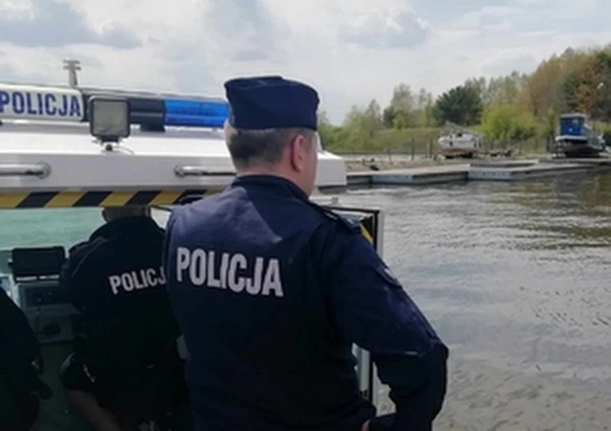 Z początkiem maja łódzcy policjanci rozpoczynają służby na terenach wodnych w ramach tzw. sezonowych komórek wodnych. Funkcjonariusze będą przede wszystkim zwracać uwagę na trzeźwość sterników oraz innych użytkowników sprzętu pływającego, wyposażenie w środki ratunkowe, bezpieczne zachowania. W tym roku policja wodna będzie funkcjonowała w powiecie tomaszowskim, piotrkowskim i poddębickim. Mundurowi będą wspierani przez kolegów z sąsiednich komend.