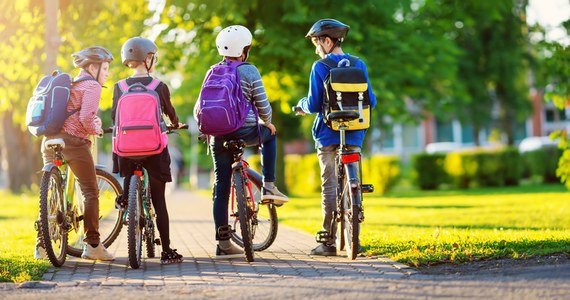 120 tysięcy najmłodszych warszawiaków ze 184 przedszkoli i 156 szkół podstawowych weźmie udział w tegorocznej kampanii “Rowerowy maj dla klimatu". Akcja promuje korzystanie z rowerów w mieście.


