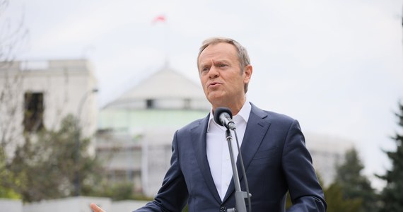 Lider Platformy Obywatelskiej Donald Tusk chce, by przed następnymi wyborami parlamentarnymi powstały wspólne listy partii opozycyjnych do Sejmu i Senatu. "Jeśli pójdziemy razem, to wygramy te wybory i to jest gwarantowane; jeśli pójdziemy osobno - ryzyko jest większe. To jest moja odpowiedź dla wszystkich potencjalnych partnerów" – mówił w Lublinie. 