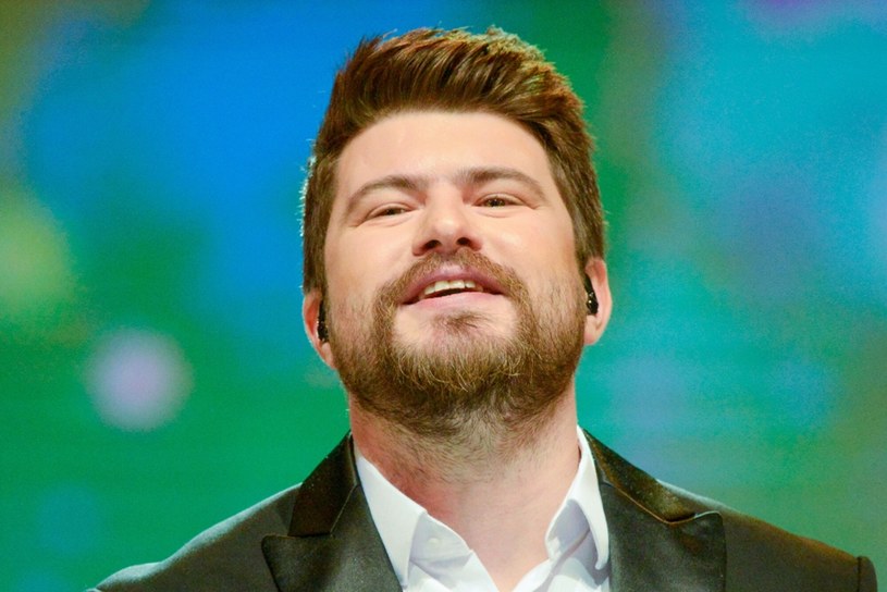 Po dłużej nieobecności Marcin Sójka, zwycięzca dziewiątej edycji "The Voice of Poland", powraca z nowym singlem "Jeden raz". Do piosenki zrealizowano również teledysk. 