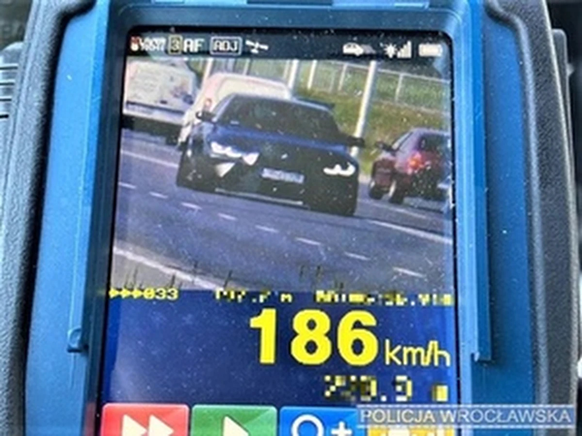 Policjanci z wrocławskiej drogówki zatrzymali na alei Śląska kierowcę osobowego BMW. Na odcinku z ograniczoną prędkością do 50 km/h jechał on aż 186 kilometrów. Mundurowi przerwali tę niebezpieczną jazdę, ujawniając kolejne naruszenia prawa. Mężczyzna miał cofnięte uprawnienia do kierowania pojazdami i obowiązywał go sądowy zakaz ich prowadzenia. 36-latek został ukarany mandatem w wysokości 2500 złotych, a do jego indywidualnego konta zostało dopisanych 10 punktów karnych.