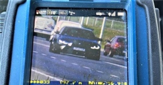 Policjanci z wrocławskiej drogówki zatrzymali na alei Śląska kierowcę osobowego BMW. Na odcinku z ograniczoną prędkością do 50 km/h jechał on aż 186 kilometrów. Mundurowi przerwali tę niebezpieczną jazdę, ujawniając kolejne naruszenia prawa. Mężczyzna miał cofnięte uprawnienia do kierowania pojazdami i obowiązywał go sądowy zakaz ich prowadzenia. 36-latek został ukarany mandatem w wysokości 2500 złotych, a do jego indywidualnego konta zostało dopisanych 10 punktów karnych.