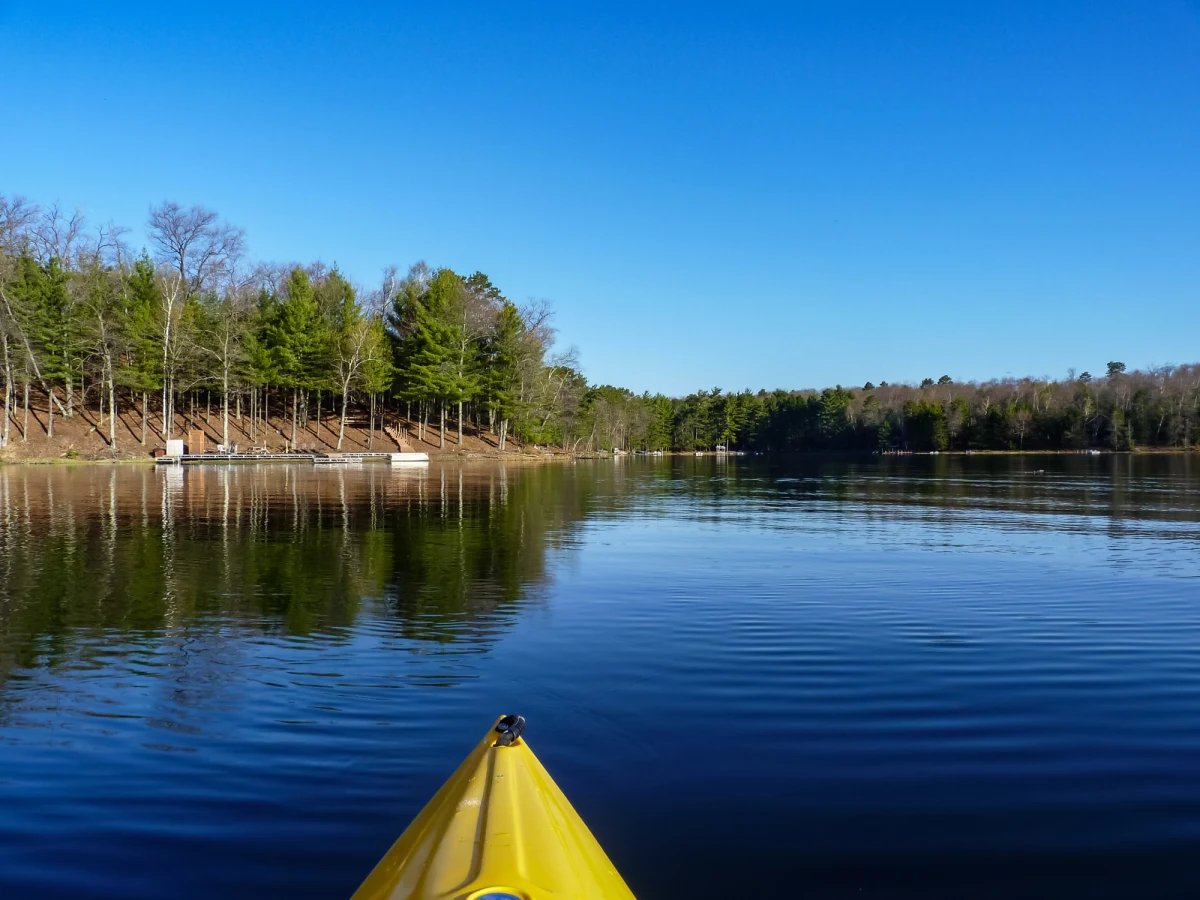 W Jeziorze Międzybrodzkim odnalezione zostało w czwartek po południu ciało 25-letniego kajakarza, porwanego w poniedziałek wieczorem przez silny nurt wody – poinformowała rzecznik policji w Żywcu asp. szt. Mirosława Piątek.