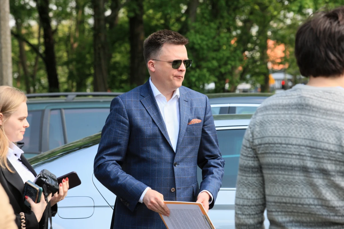 Lider Polski 2050 Szymon Hołownia i prezes Polskiego Stronnictwa Ludowego Władysław Kosiniak-Kamysz sceptycznie odnieśli się do pomysłu szefa Platformy Obywatelskiej Donalda Tuska, by w najbliższych wyborach parlamentarnych opozycja wystartowała z jednej listy. "Żeby dzisiaj odsunąć PiS od władzy, ludzie muszą mieć wybór" - tłumaczył Hołownia. "Mamy swoje doświadczenia startu z jednej listy wyborczej i to okazało się nieskuteczne" - podkreślił w wywiadzie dla wpolityce.pl Władysław Kosiniak-Kamysz. 