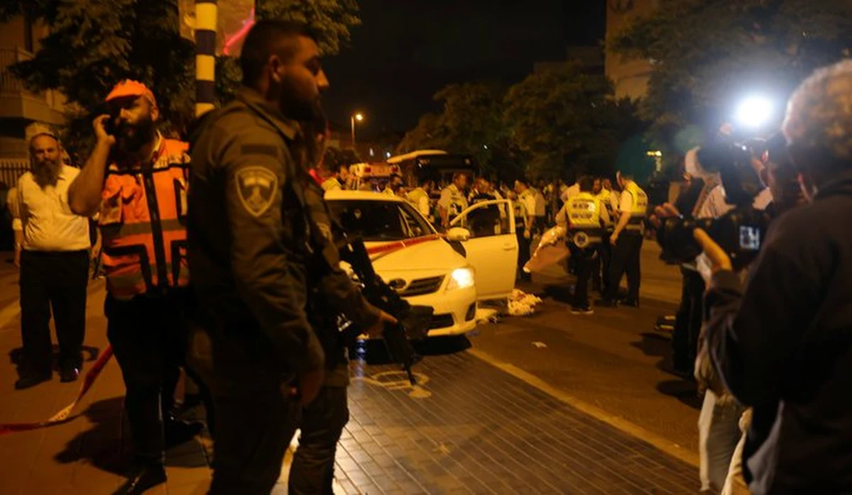 Co najmniej trzy zginęły, a cztery zostały ranne w ataku nożownika w Eladzie w Izraelu - podaje Associated Press, powołując się na służby ratownicze. Stan dwóch rannych jest bardzo poważny. Trwają poszukiwania sprawcy. Policja uznała atak za zamach terrorystyczny.