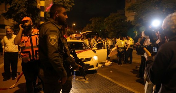 Co najmniej trzy zginęły, a cztery zostały ranne w ataku nożownika w Eladzie w Izraelu - podaje Associated Press, powołując się na służby ratownicze. Stan dwóch rannych jest bardzo poważny. Trwają poszukiwania sprawcy. Policja uznała atak za zamach terrorystyczny.