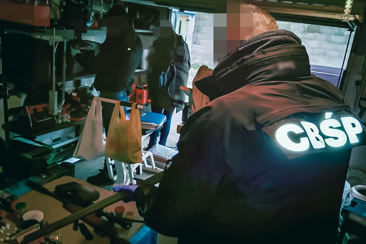 Zatrzymane 82 osoby i przejętych tylko w Polsce 250 jednostek broni palnej, różnego rodzaju i kalibru oraz kilka tysięcy sztuk amunicji. To efekt pracy ponad tysiąca policjantów CBŚP, KSP, KWP, CPKP BOA, SPKP, funkcjonariuszy SG, wspartych przez funkcjonariuszy z Niderlandów i pracowników Europolu. 