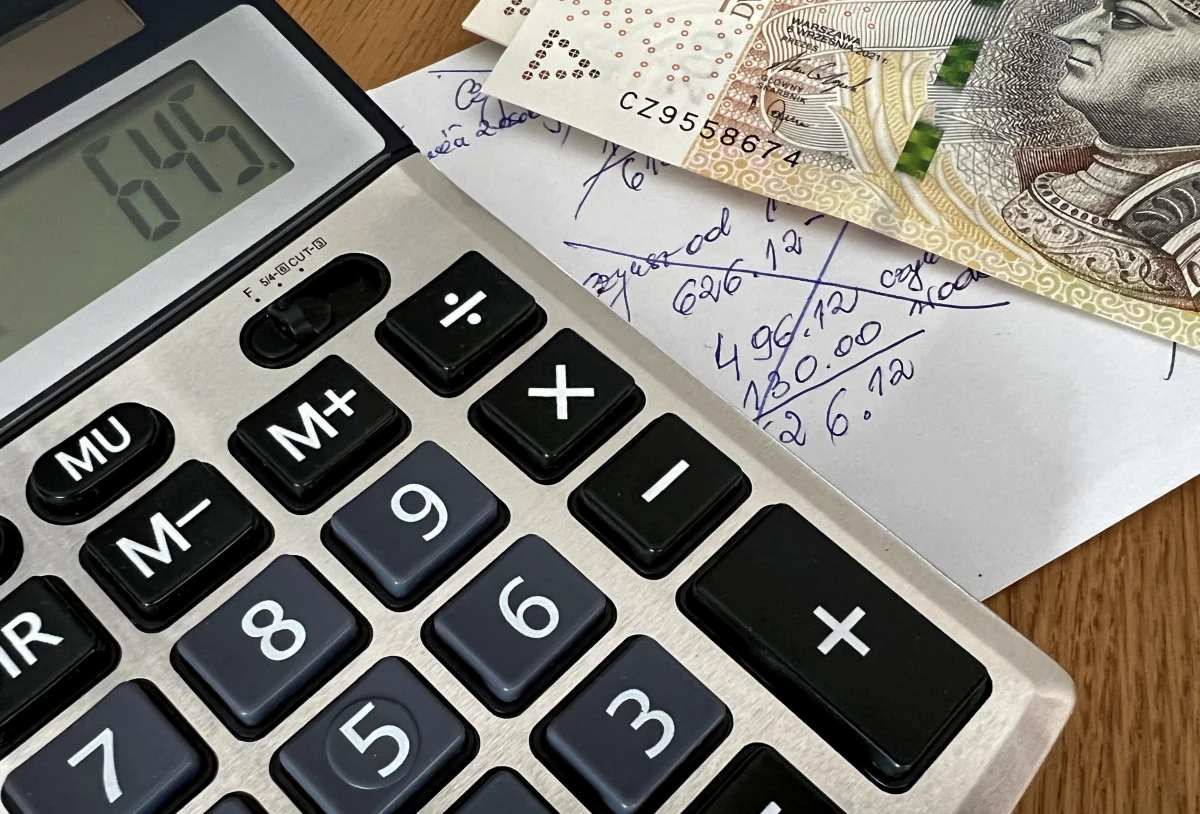 "Posiadam zwykły kredyt, a nie hipoteczny. Dwa lata temu rata kredytu wynosiła 725 złotych, w kwietniu tego roku płacę już 989 złotych. Kwota kredytu 50 000 złotych" - to tylko jedna z wielu wiadomości wysłanych do naszej redakcji na adres fakty@rmf.fm. Wczoraj Rada Polityki Pieniężnej podniosła wszystkie stopy procentowe o 0,75 pkt proc. 
