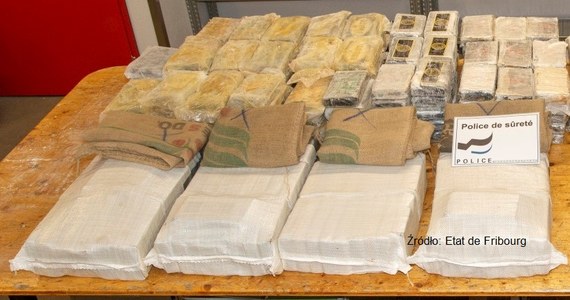 Szwajcarska policja przejęła 500 kilogramów kokainy, która znalazła się w paczkach z kawą. Dostawa z niespodziewaną zawartością trafiła do fabryki Nespresso we Fryburgu.