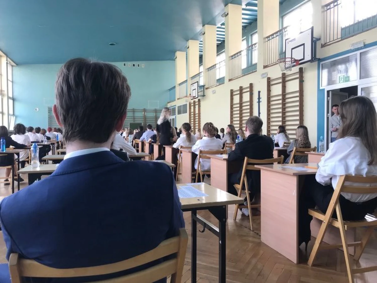 Maturzyści będą pisać dziś egzamin z języka angielskiego na poziomie podstawowym. Po południu na RMF24 opublikujemy arkusze oraz propozycje ich rozwiązań. Piątek jest trzecim dniem zmagań maturzystów. 