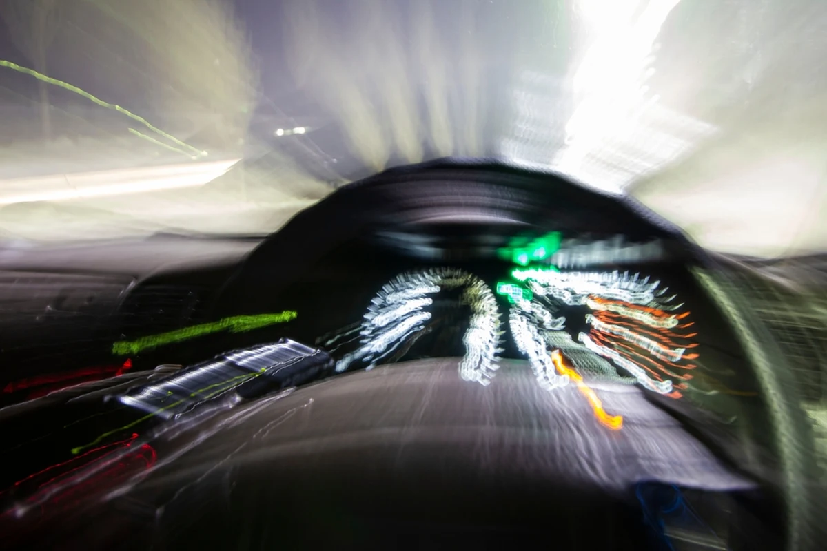 Przy ul. Drukarzy na warszawskich Włochach osobowe audi ścięło słup i zablokowało na kilkanaście minut tory kolejowe. Miejsce kierowcy było puste, na tylnej kanapie siedział mężczyzna, u którego stwierdzono trzy promile alkoholu w organizmie.