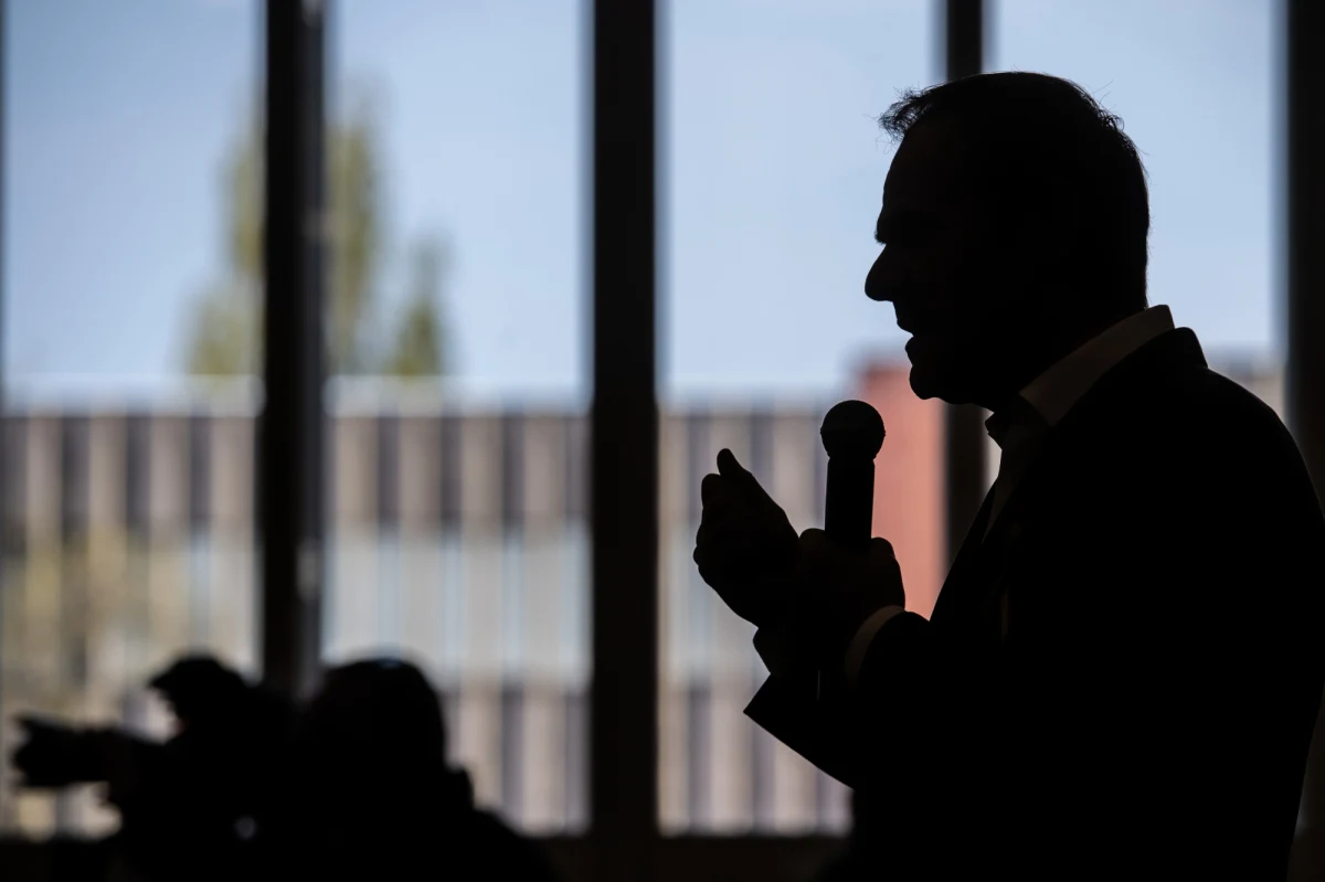 Mieszkanie dla młodych ludzi powinno być standardem i nie może być przywilejem bogaczy - powiedział w Puławach szef Platformy Obywatelskiej Donald Tusk.