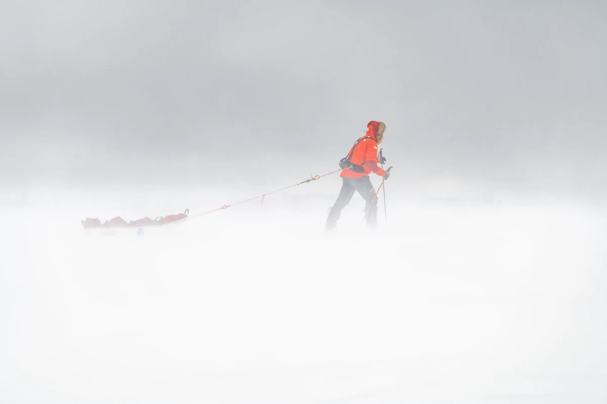 Mateusz Waligóra i Łukasz Supergan chcą przejść na nartach z zachodu na wschód największej wyspy świata. Przed nimi 600 km, temperatury spadające poniżej - 25 stopni Celsjusza i wiatry przekraczające 100 km/h. Pierwsze kilometry już za nimi.