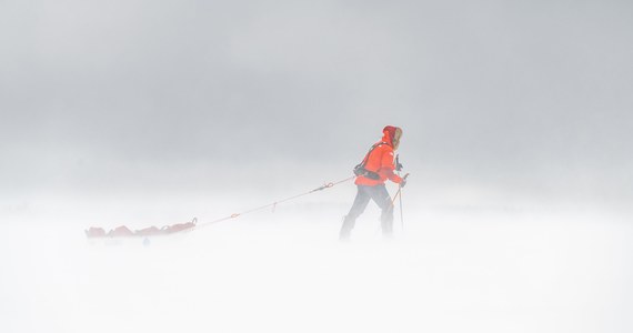 Mateusz Waligóra i Łukasz Supergan chcą przejść na nartach z zachodu na wschód największej wyspy świata. Przed nimi 600 km, temperatury spadające poniżej - 25 stopni Celsjusza i wiatry przekraczające 100 km/h. Pierwsze kilometry już za nimi.