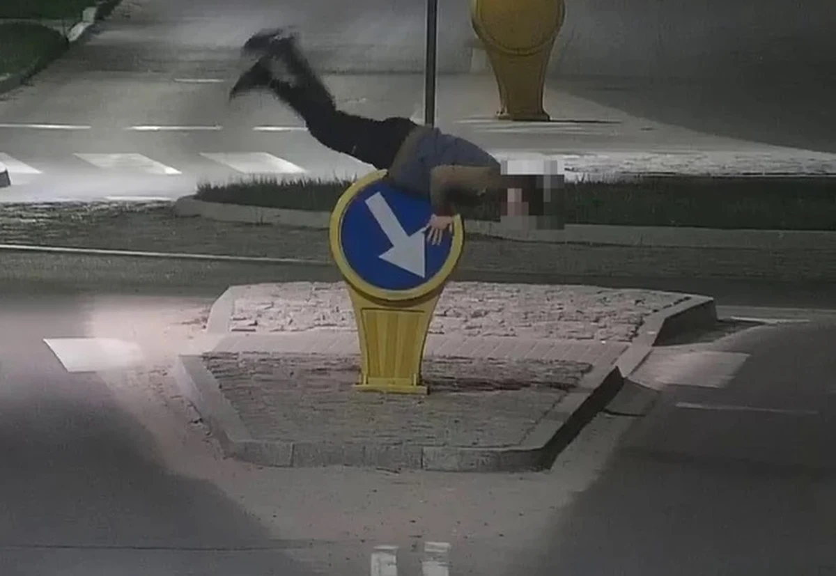 Wyczyny ulicznego akrobaty uwieczniły kamery miejskiego monitoringu w Szczecinku w Zachodniopomorskiem. Mężczyzna wchodził na znaki drogowe, na jednym z nich się bujał, spowodował też zagrożenie na drodze wbiegając przed jadący samochód.