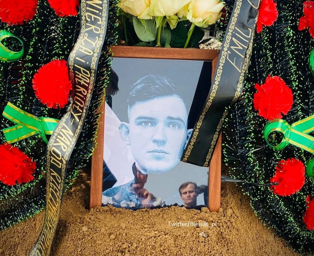 „Polski dezerter Emil Czeczko został pochowany na Białorusi - półtora miesiąca po tym, jak znaleziono go powieszonego w Mińsku” – podał Biełsat. Czeczko to polski wojskowy, który zdezerterował na Białoruś.