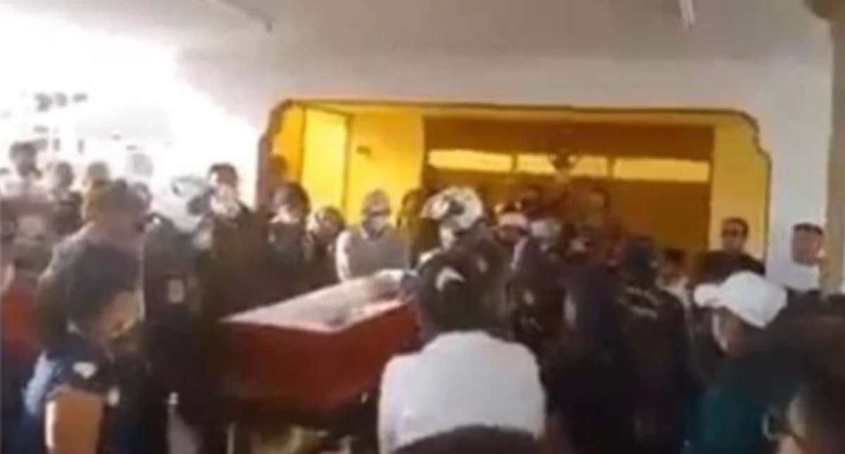 Kobieta uznana za zmarłą zapukała w ściany trumny, w której miała zostać pochowana. Stało się to w trakcie ceremonii pogrzebowej. 