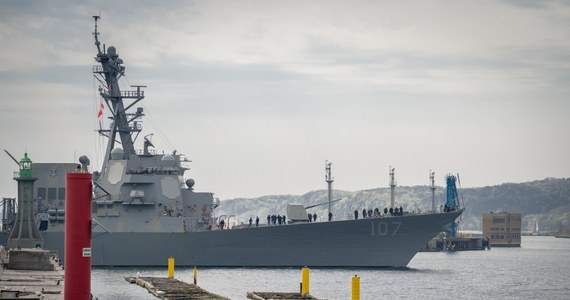 ​Amerykański niszczyciel rakietowy USS Gravely cumuje w gdyńskim porcie. Jednostka uzupełnia zapasy, prawdopodobnie w piątek opuści port.