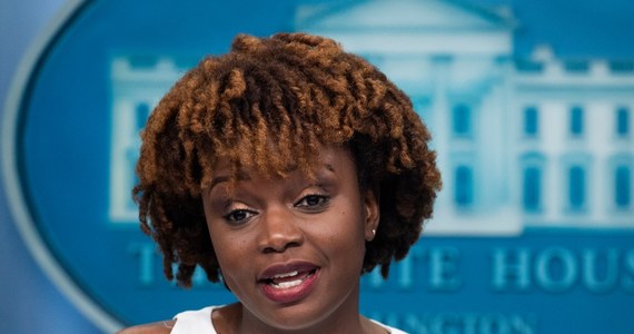 Karine Jean-Pierre zastąpi Jen Psaki na stanowisku sekretarz prasowej Białego Domu. Psaki odchodzi z Białego Domu, by przenieść się do telewizji informacyjnej MSNBC, gdzie ma prowadzić własny program. O swojej następczyni napisała na Twitterze: "Będzie pierwszą czarnoskórą kobietą i przedstawicielką społeczności LGBTQ+ na stanowisku sekretarz prasowej".