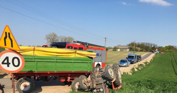 Pomimo reanimacji nie udało się uratować 68-letniego kierowcy ciągnika rolniczego. W trakcie jazdy traktor z przyczepą wypełnioną zbożem przewrócił się i przygniótł mężczyznę.