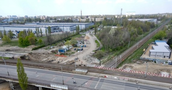Trwa budowa nowych wiaduktów na ul. Przybyszewskiego w Łodzi. W ostatnich dniach wykonano pierwsze fundamenty oraz wylano beton, aby móc rozpocząć zbrojenia kolejnych pali podporowych.
