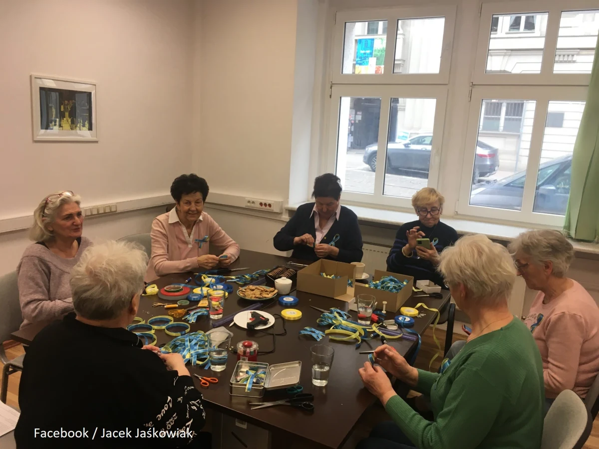 "Plecaki pełne radości" - to nazwa akcji, w ramach której seniorki i seniorzy z Poznania stworzą dla dzieci z Ukrainy kolorowe torby. Zostaną one wypełnione grami oraz zabawkami edukacyjnymi i wręczone najmłodszym 1 czerwca, w Dniu Dziecka.