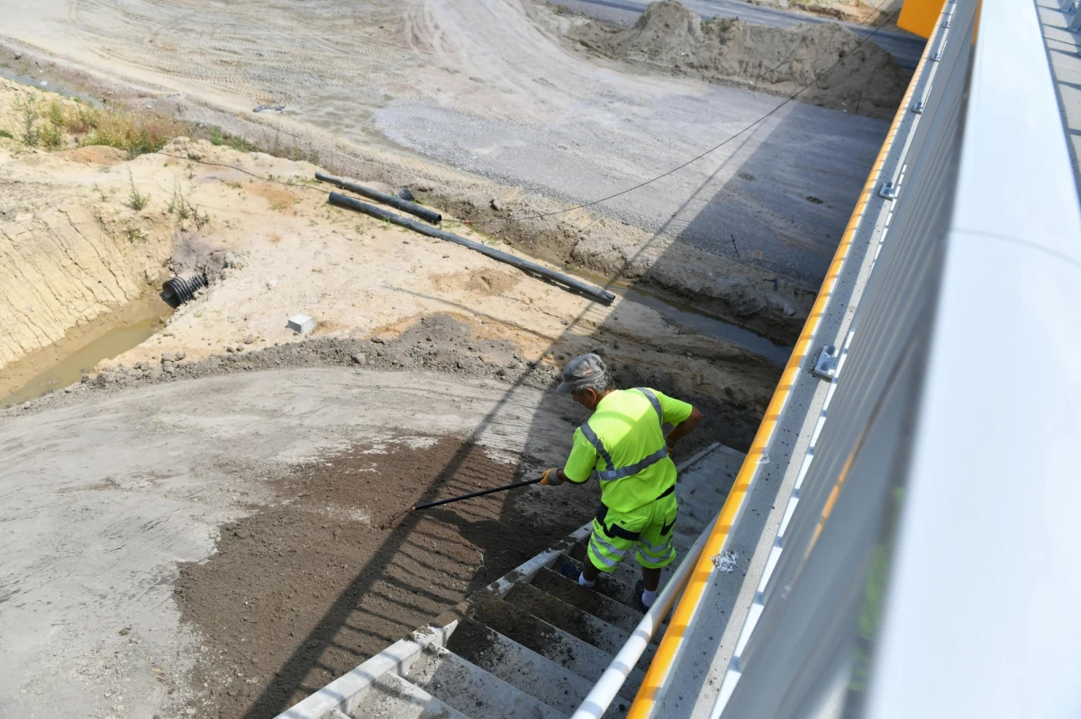 Dopiero w drugiej połowie roku ogłoszony zostanie przetarg na projekt poszerzenia autostrady A2 między Warszawą a Łodzią. Tak w rozmowie z  RMF FM mówi szef  Generalnej Dyrekcji Dróg Krajowych i Autostrad Tomasz Żuchowski. Przyznaje, że przetarg na prace budowlane możliwy będzie dopiero za półtora roku. 