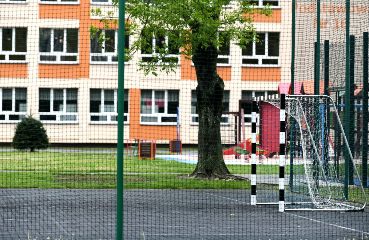 ​Kilkuletnia dziewczynka została postrzelona metalowymi kulkami na boisku szkolnym na terenie jednej z poznańskich szkół. Do zdarzenia doszło w czwartek w godzinach przedpołudniowych. Sprawcy poszukuje policja.