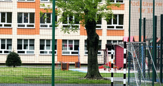 ​Kilkuletnia dziewczynka została postrzelona metalowymi kulkami na boisku szkolnym na terenie jednej z poznańskich szkół. Do zdarzenia doszło w czwartek w godzinach przedpołudniowych. Sprawcy poszukuje policja.