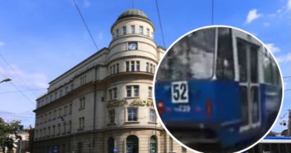 Pod Pocztą Główną w Krakowie pali się tramwaj linii nr 52, w kierunku Wawelu - poinformował nas słuchacz przez Gorącą Linię. Na nagraniu z miejsca zdarzenia widać jak z tramwaju wydobywa się dym.