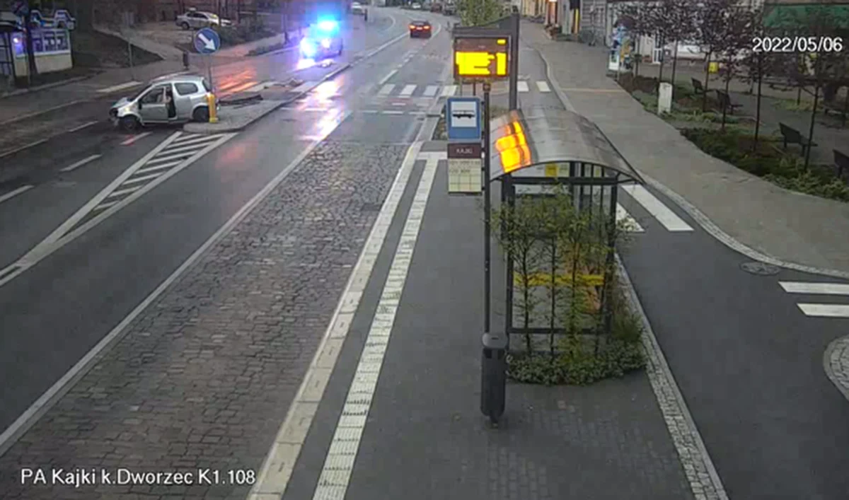 W Olsztynie 30-latek zderzył się z autobusem komunikacji miejskiej. Próbował uciec z miejsca zdarzenia, po przejechaniu kilkuset metrów najechał na wysepkę przy przejściu dla pieszych i powalił znaki drogowe. Do zdarzenia doszło pod komendą policji.