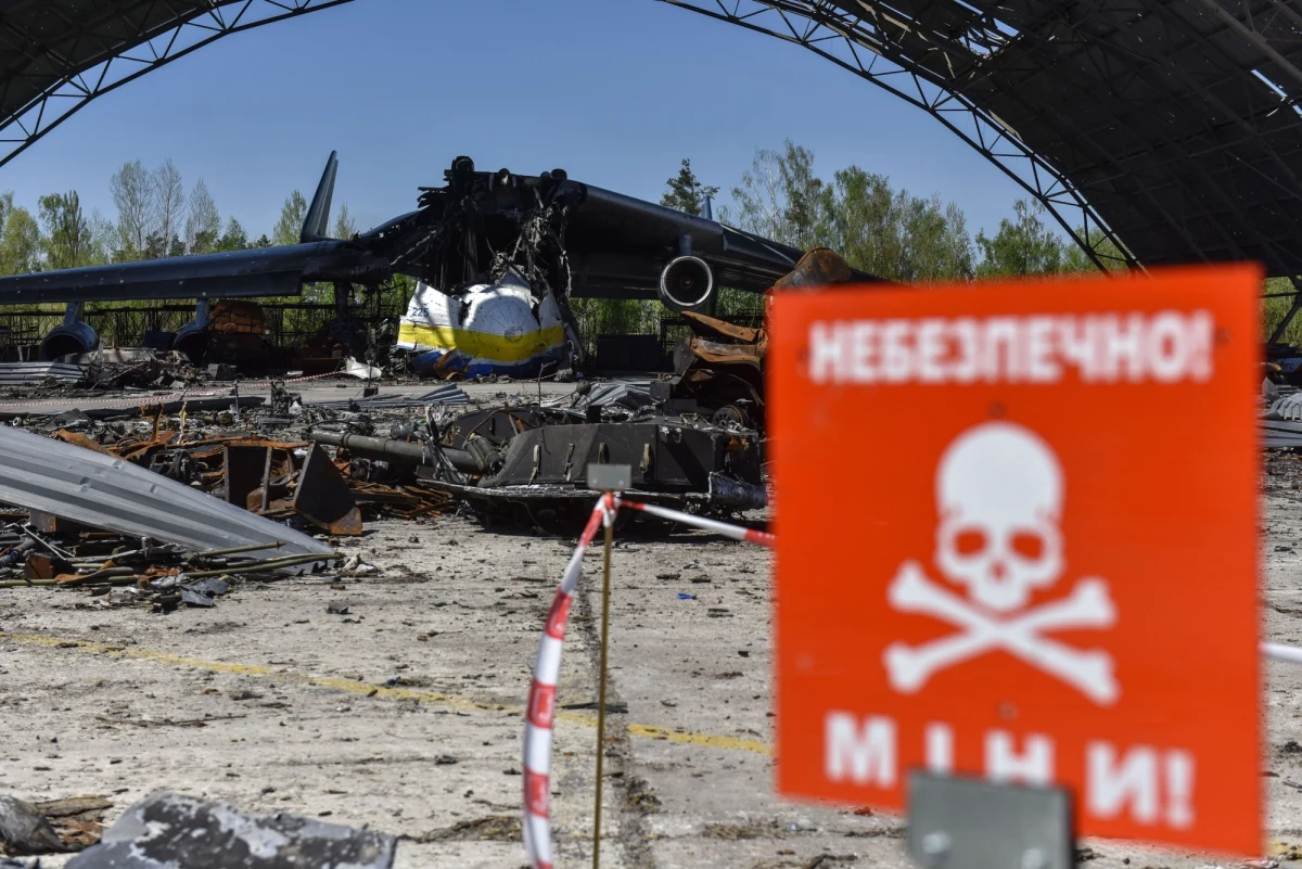 15-latka z przestrzelonymi nogami ewakuowała 4 dorosłe osoby z Popasnej do Bachmutu na Ługańszczyźnie. Szef miejscowej administracji obwodowej opublikował rozmowę z dziewczynką nagraną w karetce pogotowia. Musiała siąść za kierownicą, gdy dorosłych raniły odłamki pocisków.